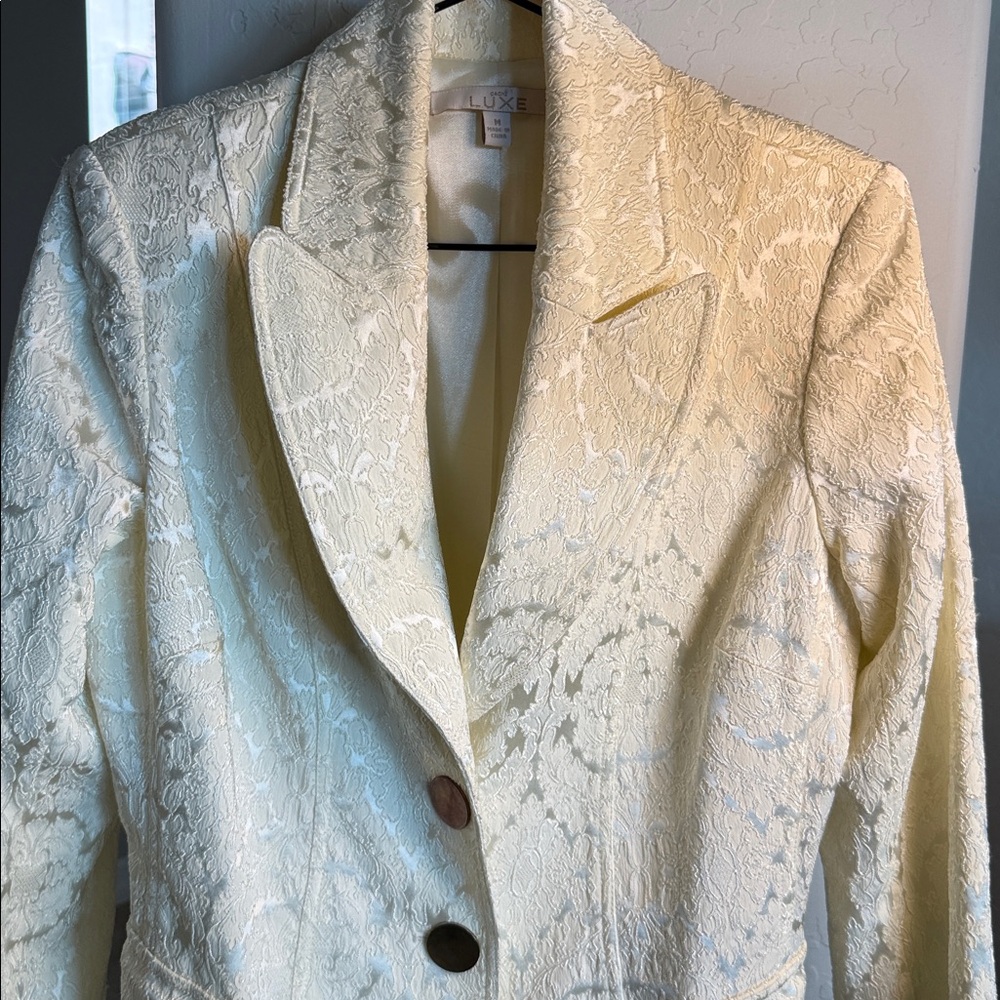 CACHE’ LUXE Elegant Cream Women's Coat with brass Buttons - Picture 3 of 11